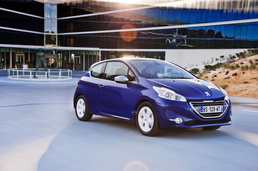  Peugeot 208 3-Door 2013 года  (фото 15 из 31)